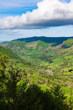 Jordanne Vadisi üzerindeki Panorama ve Saint-Julien-de-Jordanne köyü
