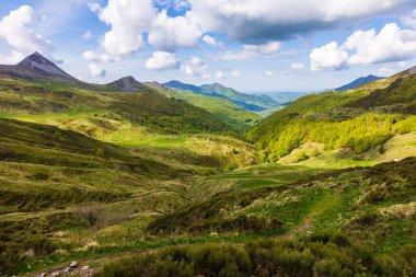 Jordanne Vadisi 'nin tepesinden Monts du Cantal' ın yeşil manzarası.