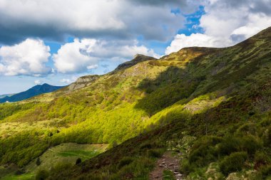 Puy Mary, Jordanne 'ın kaynaklarından gelen bir ışık huzmesiyle aydınlandı.