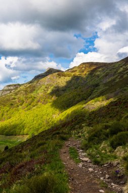Puy Mary, Jordanne 'ın kaynaklarından gelen bir ışık huzmesiyle aydınlandı.
