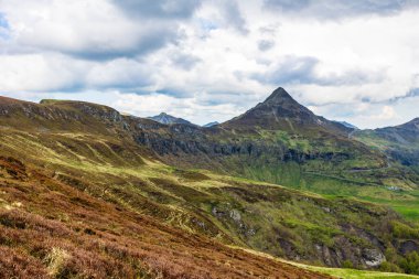 Breche de Rolland 'ın etrafındaki tepeden Puy Mary.