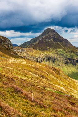 Breche de Rolland 'ın etrafındaki tepeden Puy Mary.