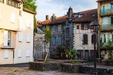 Aurillac 'ın tarihi merkezindeki Cours de Noailles çevresindeki Auvergne tipik volkanik taş cephelerindeki cepheler