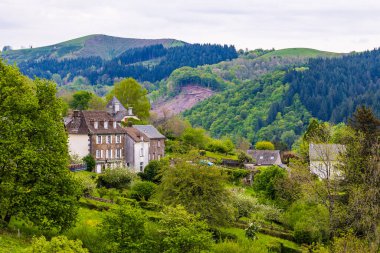 Anjony Kalesi 'nden Doire vadisinde bulunan Tournemire Köyü (Cantal)