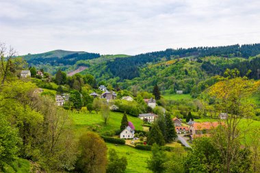 Anjony Kalesi 'nden Doire vadisinde bulunan Tournemire Köyü (Cantal)