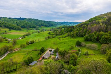 Anjony Kalesi 'nin tepesindeki geçitten Doire Vadisi.
