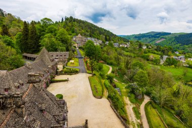 Anjony Kalesi 'nin tepesindeki geçitten Doire vadisinde bulunan Tournemire Köyü (Cantal)