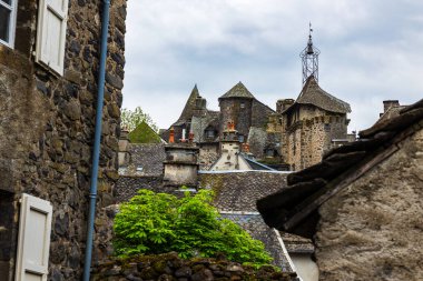 Satıcılar çan kulesi, eski savunma kapısı, Ortaçağ Salers köyüne bakan