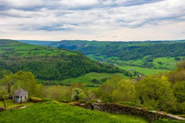 Maronne Vadisi 'nin manzarası Salers' tan gelen bulutların altında
