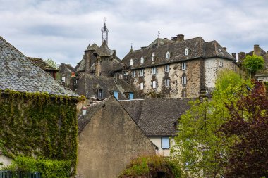 Satıcılar çan kulesi, eski savunma kapısı, Ortaçağ Salers köyüne bakan