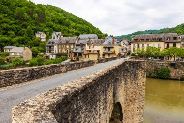 Estaing Köprüsünden Estaing Köyü