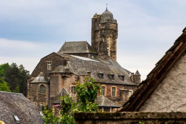 Köye bakan bulutlu bir günde Estaing Şatosu