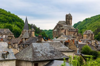 Köye bakan bulutlu bir günde Estaing Şatosu