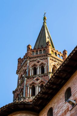 Toulouse 'daki Saint-Sernin Bazilikasının tuğla çan kulesi.