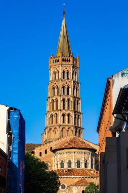 Toulouse 'daki Saint-Sernin Bazilikasının tuğla çan kulesi.