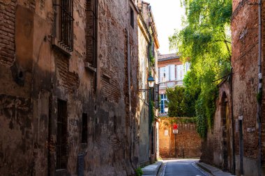 Toulouse 'un Saint-Etienne bölgesinde eski bir sokak.
