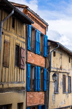 Ariege 'in Terrefort bölgesindeki Saint-Ybar köyünde eski tuğla cephe