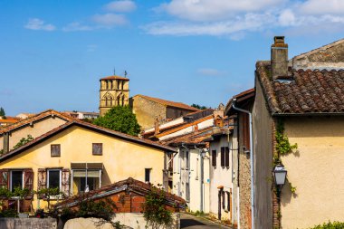 Ariege Terrefort bölgesindeki Saint-Ybar köyü kilisesinin altıgen çan kulesinin hakimiyetinde.