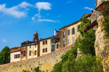 Carla-Bayle köyünün tepelerindeki evler, kilisesinin egemenliği altında.