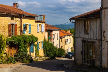 Carla-Bayle köyünün merkezinde canlı renklerle çevrili cepheler.