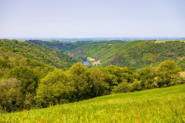 Panorama of the Tarn valley, its forests, and its fields, from the heights around the village of Ambialet