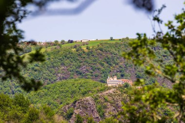 Eski manastır ve şapeli Notre-Dame-de-l Auder Ambialet 'in tepesinde.