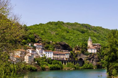 Lower town of Ambialet on the banks of the Tarn
