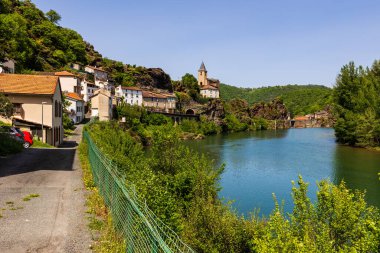 Gölün kıyısındaki Ambialet kasabası