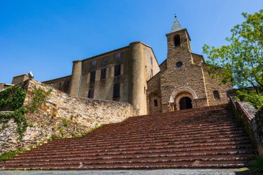 Notre-Dame-de-l Auder Kilisesi Ambialet 'in tepesinde.