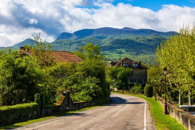 Saint-Lizier sokaklarından yeşil Couseran Dağları