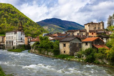 Ariege bölgesindeki Couserans Nehrinin eteğindeki Seix belediye binası ve kalesi.