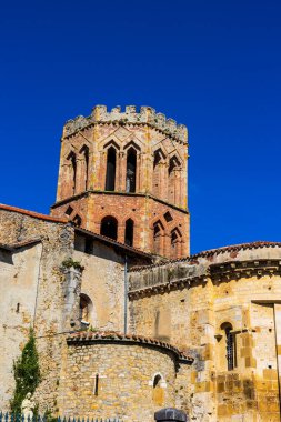 Altıgen tuğlalı çan kulesiyle Saint-Lizier 'in Roma katedrali
