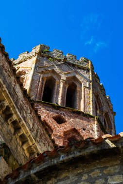 Altıgen tuğlalı çan kulesiyle Saint-Lizier 'in Roma katedrali