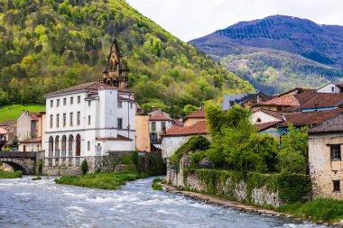 Seix belediye binası ve Ariege 'in Couserans bölgesindeki Saint-Etienne Kilisesi' nin Salat Nehri eteklerindeki çan kulesi.