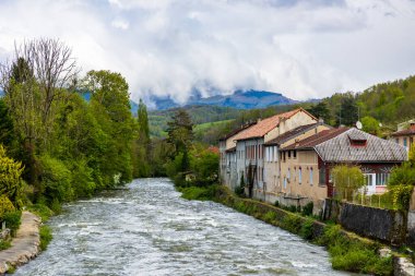 Ariege 'in Couserans bölgesindeki Seix köyünden akan Salat Nehri.