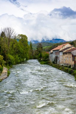 Ariege 'in Couserans bölgesindeki Seix köyünden akan Salat Nehri.