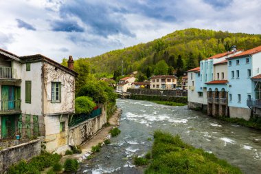 Ariege 'in Couserans bölgesindeki Seix köyünden akan Salat Nehri.