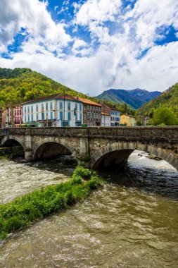 Ariege 'in Couserans bölgesindeki Seix köyünden akan Salat Nehri.