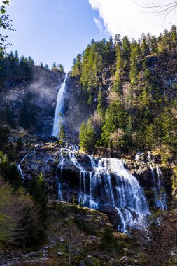 Ars Şelalesi, Haut-Couserans 'ın Pireneler bölgesinde eriyen bahar karıyla şişmiş, Ariege.
