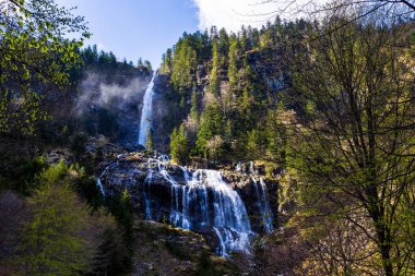 Ars Şelalesi, Haut-Couserans 'ın Pireneler bölgesinde eriyen bahar karıyla şişmiş, Ariege.