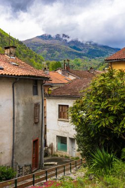 Ariege 'deki Seix köyünün sokaklarından yeşil Couseranların manzarası