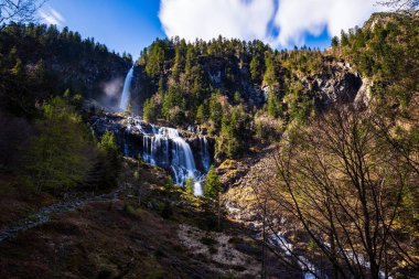 Haut-Couserans 'ın Pirenes bölgesinde eriyen bahar karı ile şişmiş Ars Şelalesi' nin uzun pozlama manzarası, Ariege.