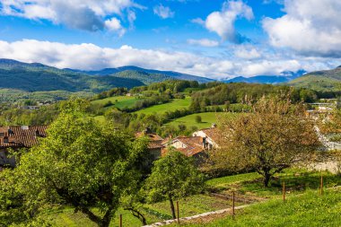 Baharda Saint-Lizier piskoposluk sarayından yeşil Couseran dağları
