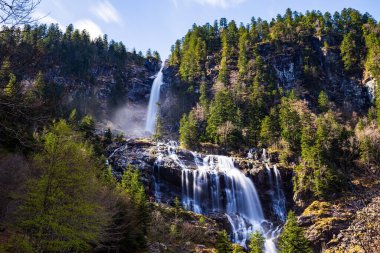 Haut-Couserans 'ın Pirenes bölgesinde eriyen bahar karı ile şişmiş Ars Şelalesi' nin uzun pozlama manzarası, Ariege.