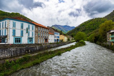 Ariege 'in Couserans bölgesindeki Seix köyünden akan Salat Nehri.