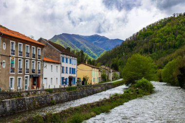 Ariege 'in Couserans bölgesindeki Seix köyünden akan Salat Nehri.