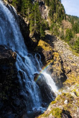 Haut-Couserans 'ın Pireneler bölgesinde, Ars Şelalesi' nin sisinde oluşan gökkuşağı, Ariege
