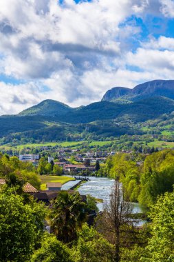 Saint-Lizier 'den ilkbaharda Couseranların yeşil dağlarının önündeki Salat Nehri.