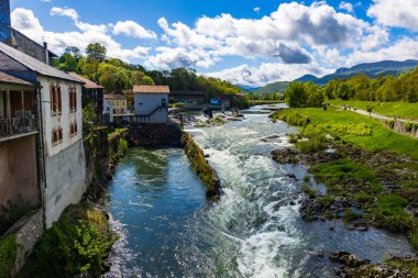 Saint-Lizier 'den ilkbaharda Couseranların yeşil dağlarının önündeki Salat Nehri.