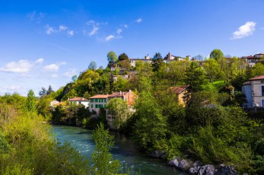 Saint-Lizier kasabası, Piskoposluk Sarayı 'nın egemenliğinde, Salat Nehri kıyısından